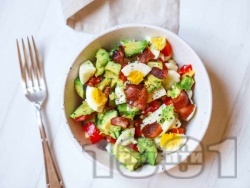 Нисковъглехидратна засищаща високоенергийна закуска с яйца, бекон и авокадо - снимка на рецептата